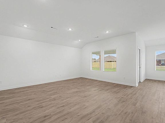5th image of 541 Nevada St