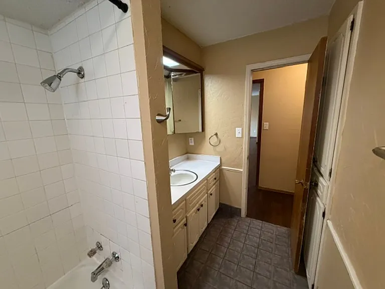 1918 Oakhill Dr — Photo 15