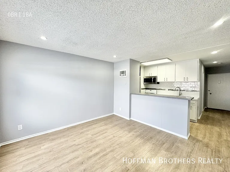 12309 Burbank Blvd #6 — Photo 4