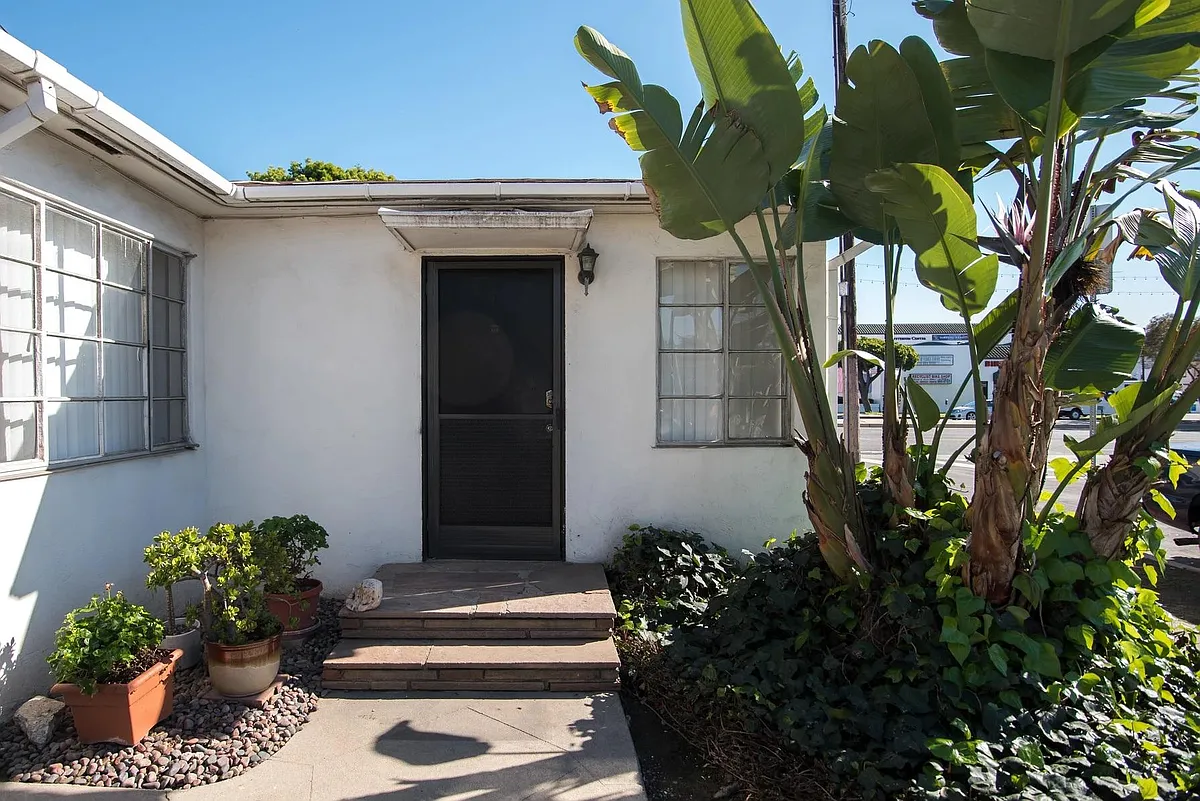 Building Photo - 3796 Colonial Ave #1