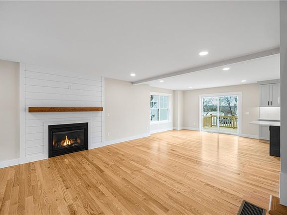 3rd image of 89 Saint Agnes Ave