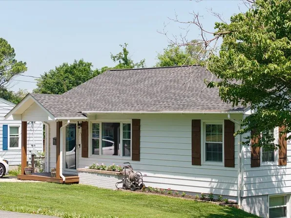 911 Lake Dr, Johnson City, TN 37601