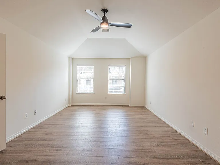 8117 Silverton Creek Ln — Photo 11