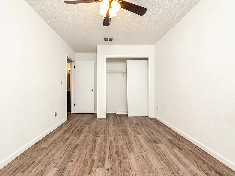 9 Oakwood Park — Photo 7