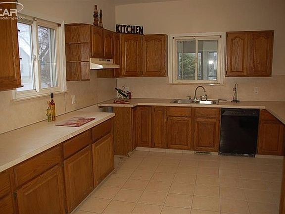 Kitchen now has all brand new Stainless Steel appliances. ne