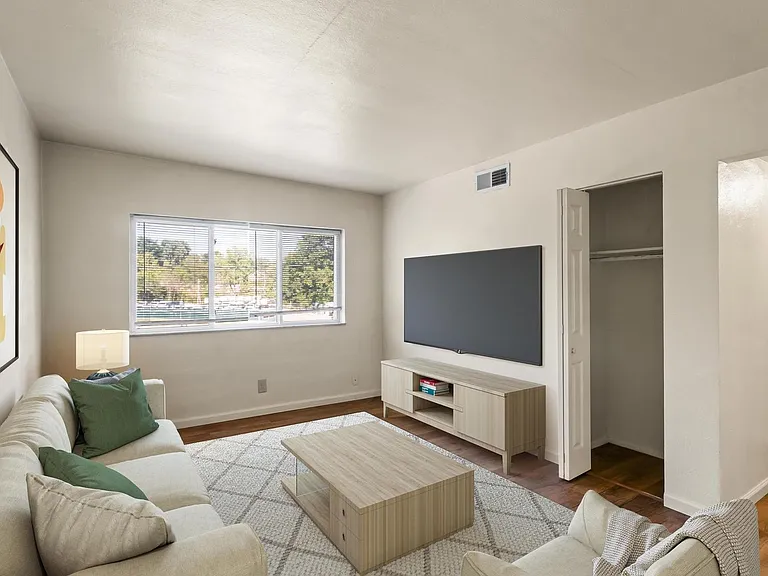 Westport Edge Apartments — Photo 30