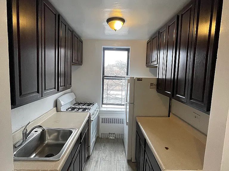1st image of 140-55 Burden Cres #5