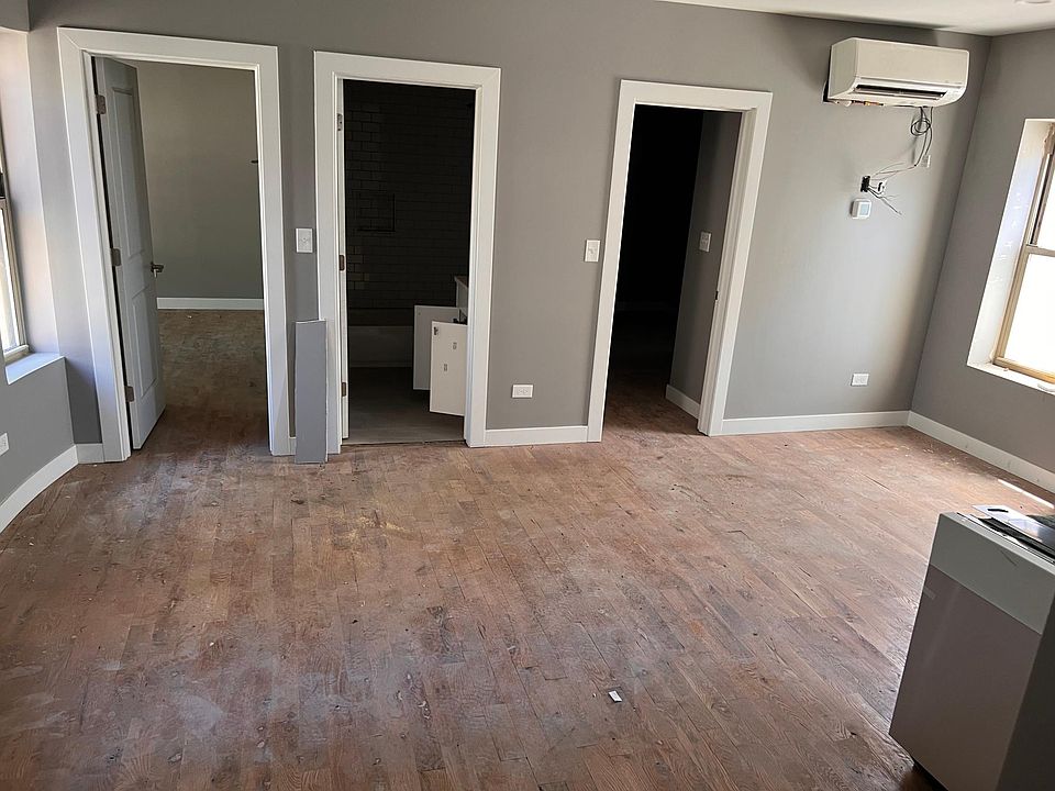 1st image of 4404 S Drexel Blvd #208