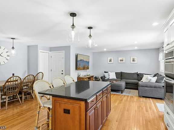 5th image of 212 Beech St