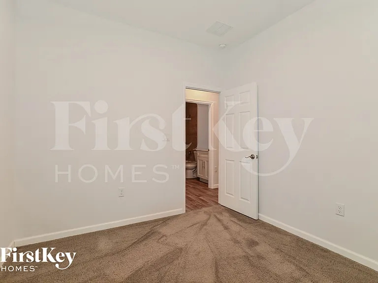 1050 E Lombardy Dr — Photo 13