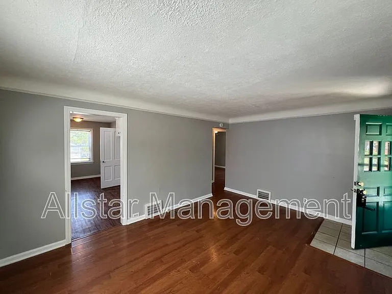 1480 E 196th St — Photo 6