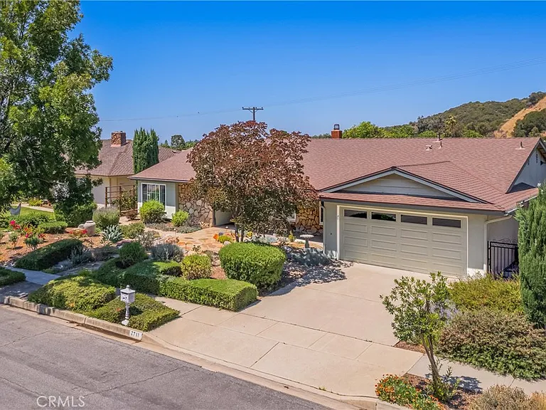 2711 Sweetbriar Dr — Photo 1