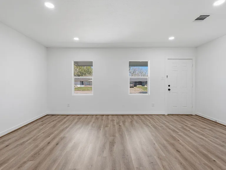 5962 Ridgeway Dr — Photo 4