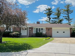 1511 Hillcrest Ct, Bettendorf, IA 52722