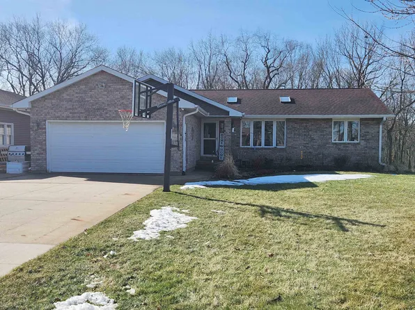 8 John F Kennedy Rd, East Dubuque, IL 61025