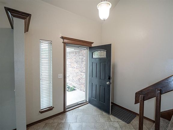 3rd image of 621 SW 150th St