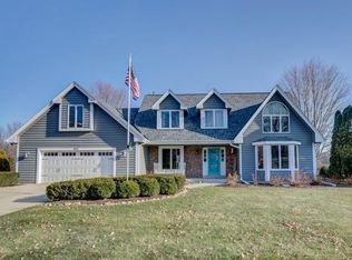 933 S Comanche Ln, Waukesha, WI 53188