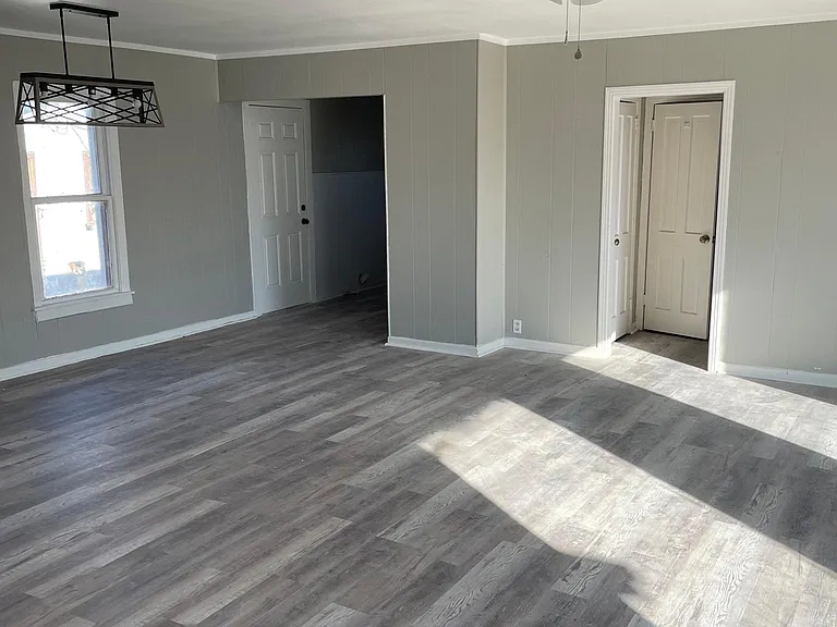 703 E Broadway Ave — Photo 1