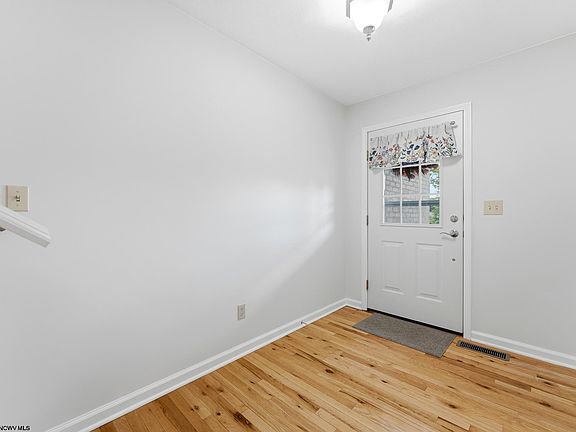 5th image of 108 Center Ct