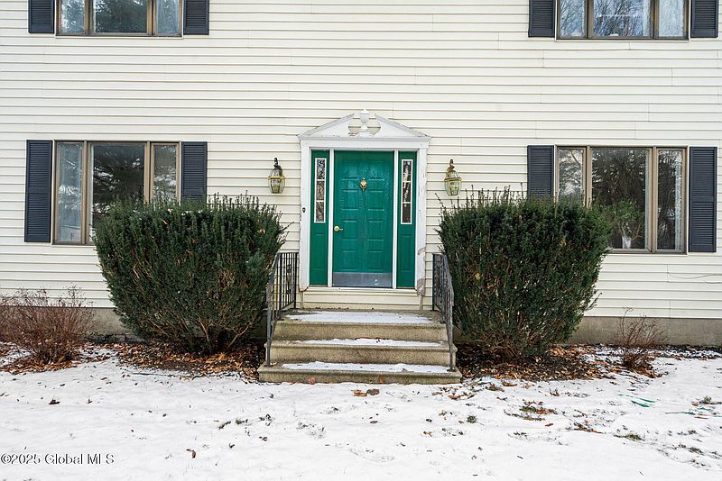3rd image of 407 Charlton Road