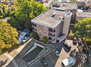 70 Stewart St #202, Oakville, ON L6K 1X5