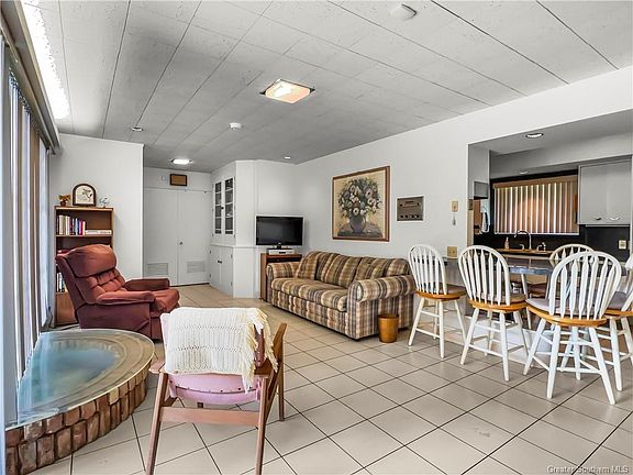 3rd image of 211 W Wayside Dr
