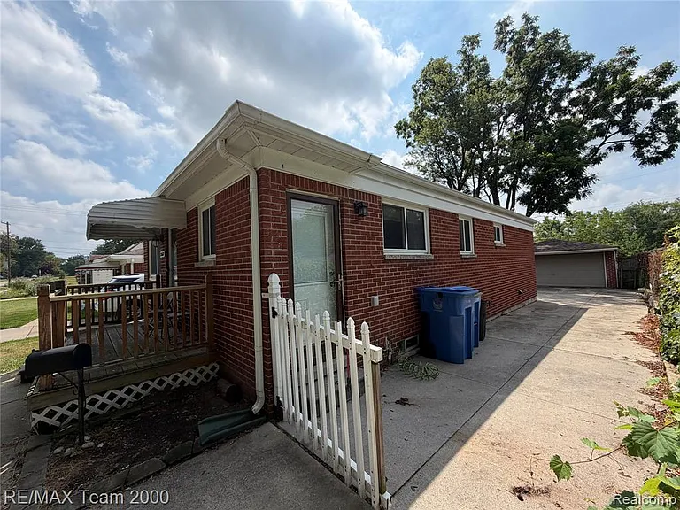 25647 Hanover St — Photo 6