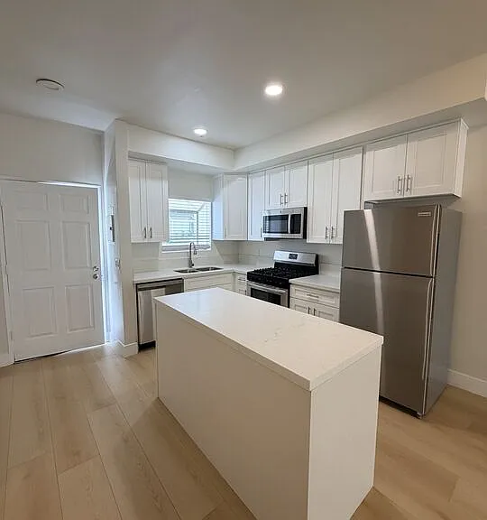 11738 Mayfield Ave #109 — Photo 11