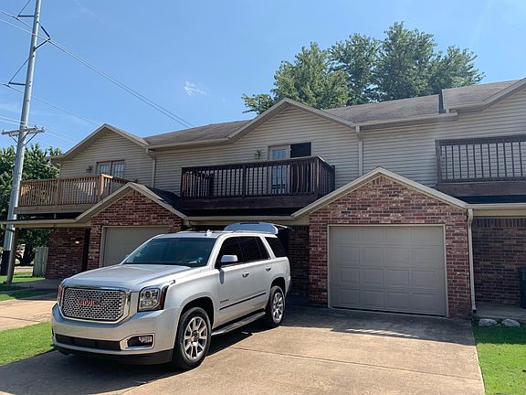 3rd image of 823 W Peachtree Dr