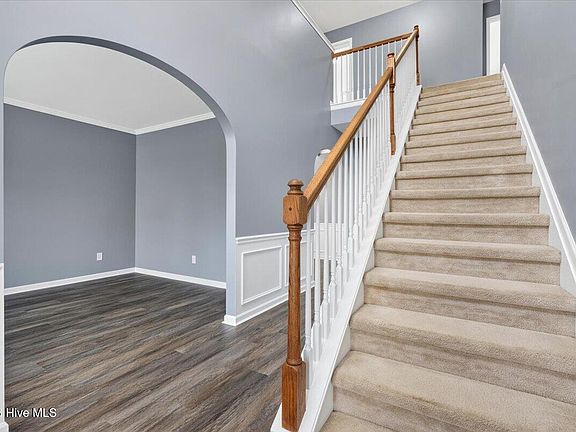 5th image of 2910 Wellington Street