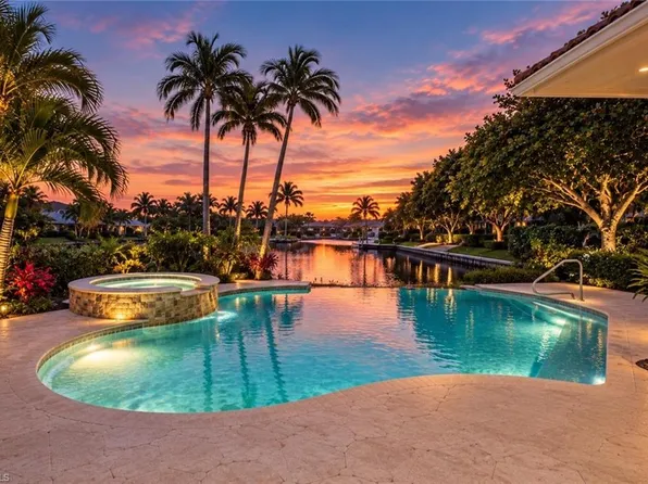 8752 Muirfield DR, NAPLES, FL 34109