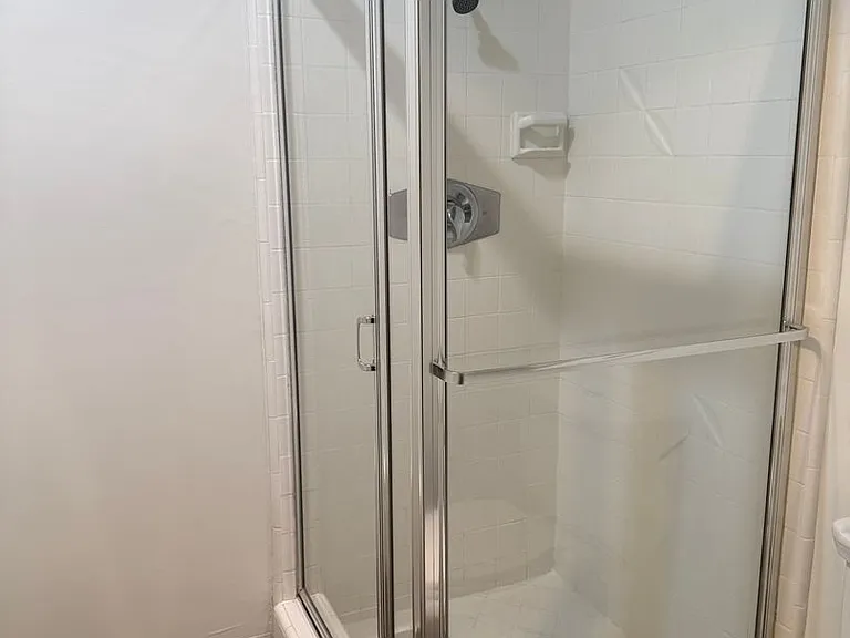 Windsor Place Apartments — Photo 16
