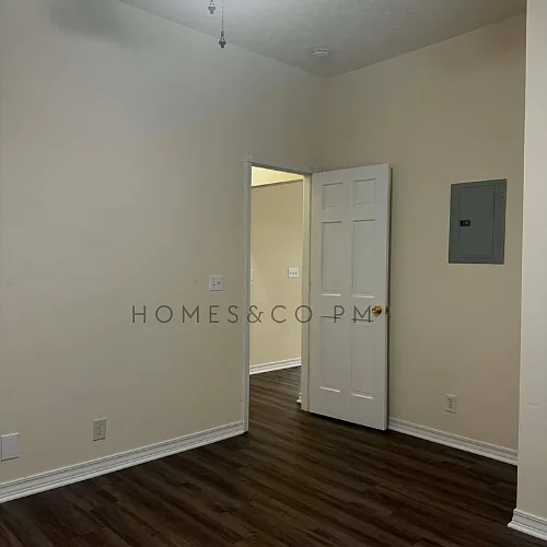 809 W Division St — Photo 17