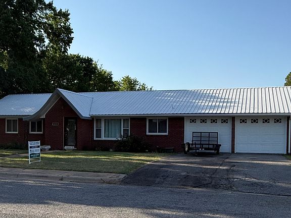 2nd image of 208 W Cottonwood St
