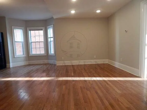 6 bed, $1,000 — Photo 4