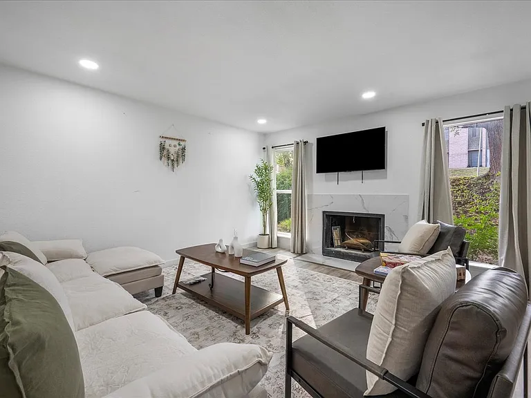6413 Chimney Creek Cir — Photo 9