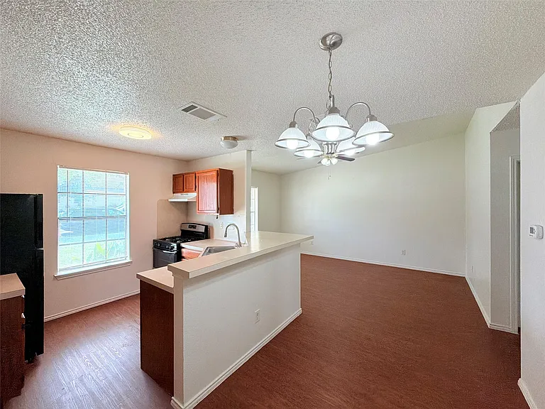 1215 Ridgemont St — Photo 7
