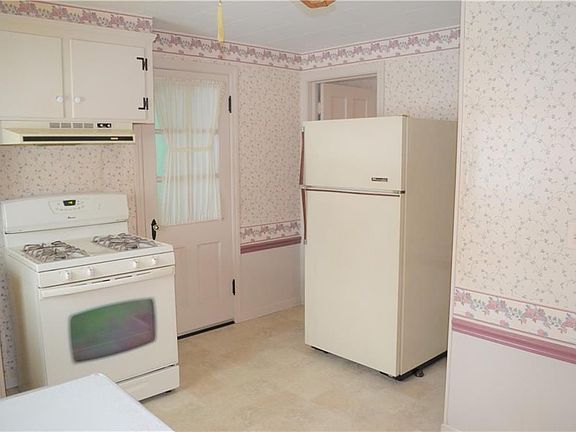 3rd image of 131 Delverne Ave SW