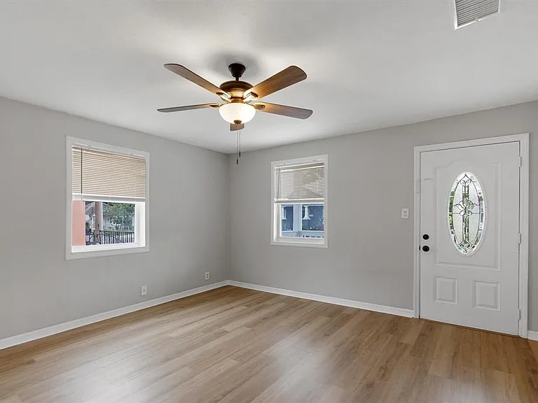 2406 E Clark St — Photo 12
