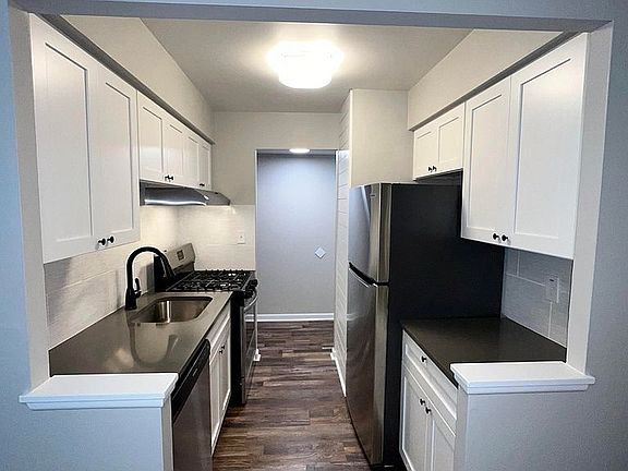 4th image of 18625 Hilliard Blvd #1