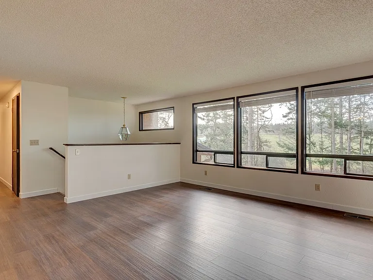 1601 McKinnon Dr — Photo 7