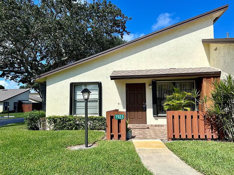 1st image of 7923 SE Villa Cir