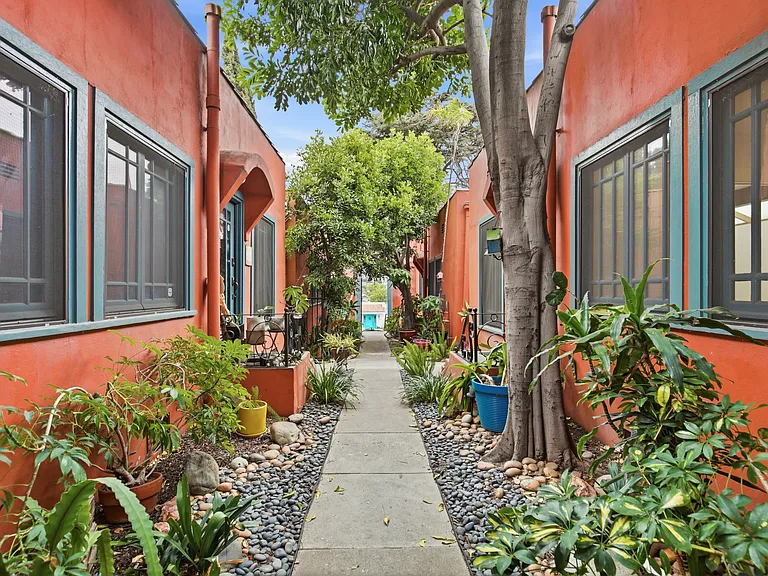 View of the courtyard of the bungalow apartment