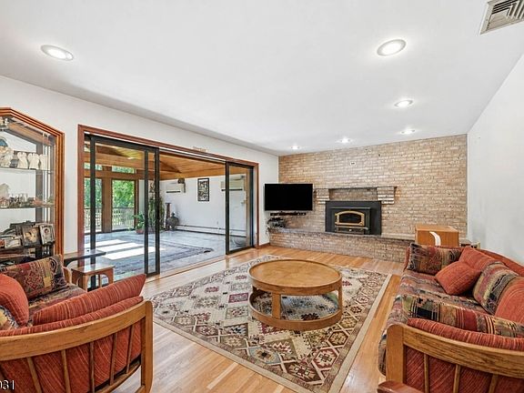5th image of 351 Ridge Rd