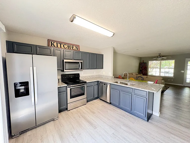 407 Lake Park Way — Photo 6