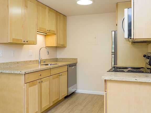 2nd image of 2700 NE 125th St APT 101