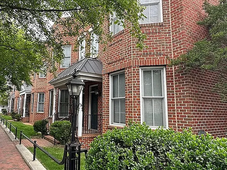 1422 W Cary St — Photo 1
