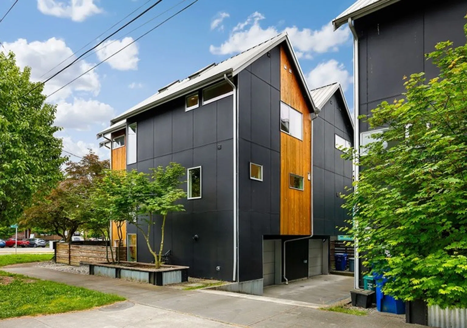 Stunning Modern 3 Bed / 2.5 Bath Townhome in Beautiful Maple Leaf Neighborhood — Photo 2
