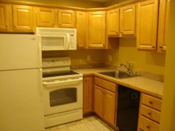 4th image of 131 Creek St APT 1