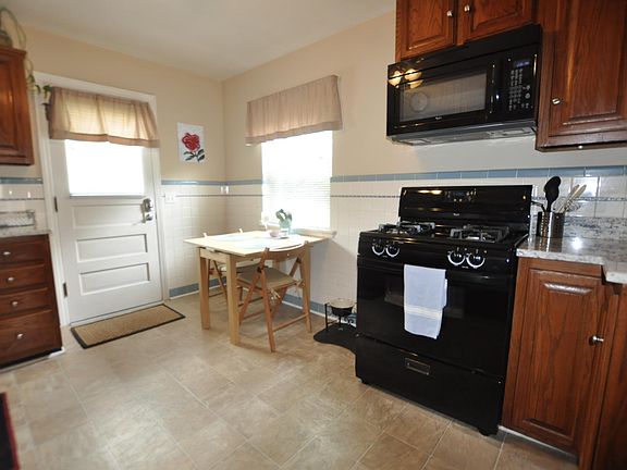 3rd image of 6023 Winnetka Dr